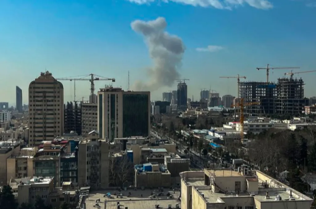 Asap membubung di Teheran, Iran, setelah serangan Israel pada Sabtu (28/2/2026) pagi waktu setempat.