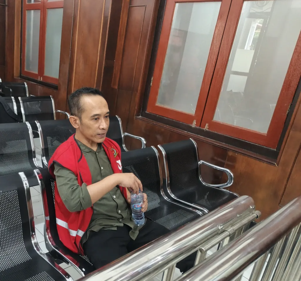 Terdakwa Bimas Nurcahya, bos PT Pragita Perbawa Pustaka di Pengadilan Negeri Surabaya, Senin (9/2/2026). Foto: Yudik