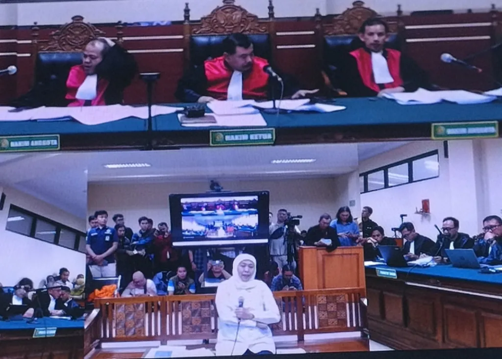 Gubernur Jawa Timur Khofifah Indar Parawansa saat memberikan keterangan saksi di Pengadilan Tipikor Surabaya, Kamis (12/2/2026). Foto: Yudik