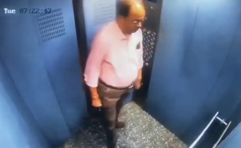 Pintu Terbuka, Kabin Lift Tiba-Tiba Melesat ke Atas