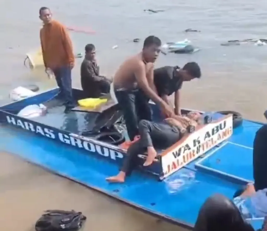 Suasana di atas speedboat usai dihantam gelombang. Foto: Videoviral