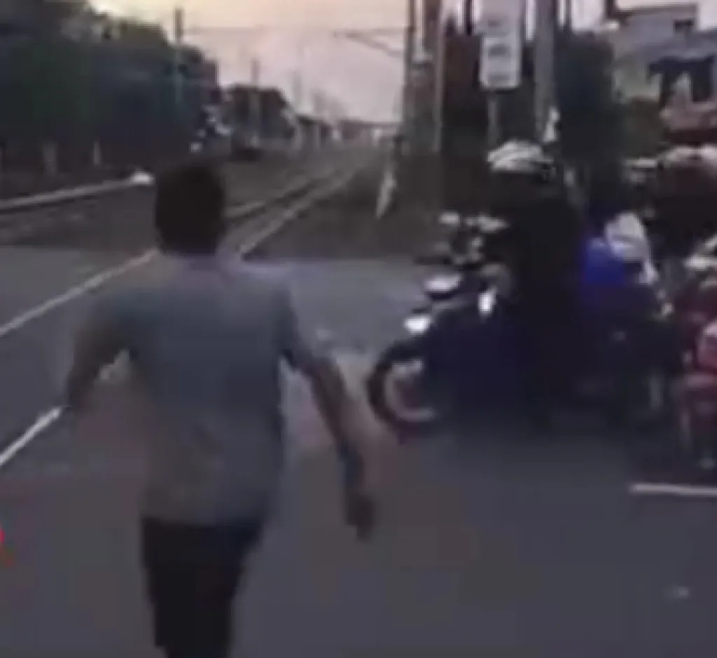 Kurang Hati-Hati, Pejalan Kaki Terpental Ditabrak Kereta di Kebon Jeruk