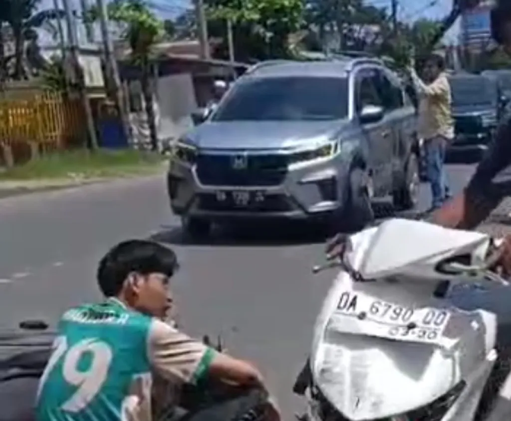Pengendara Roda Dua Tergeletak dengan Luka Parah di Kepala
