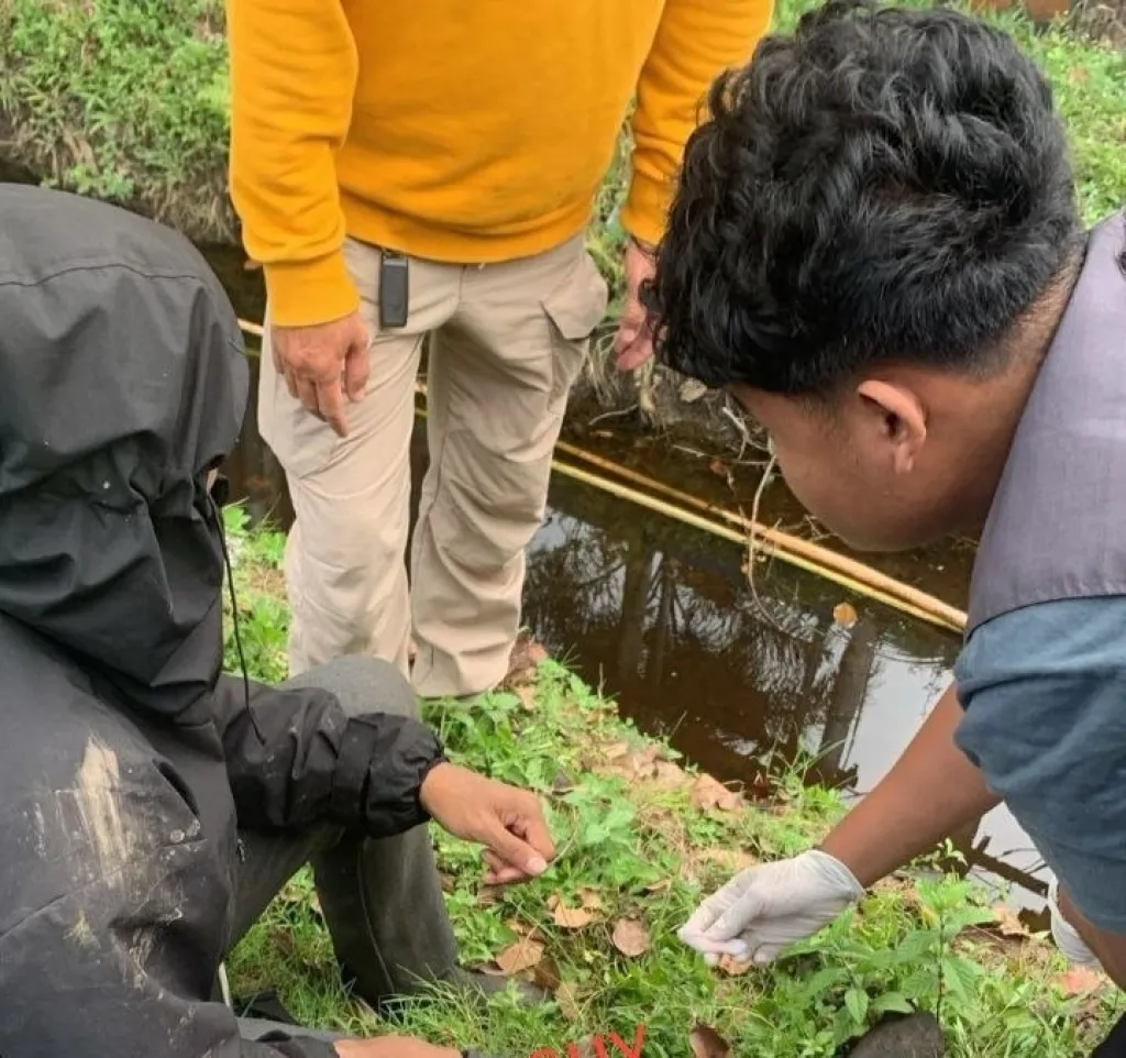 Kecelakaan Tunggal di Depan Mapolda Kalsel, Motor Tercebur ke Sungai