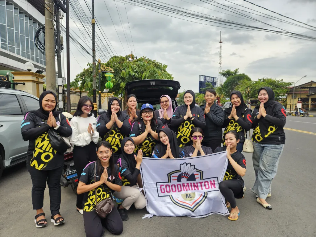 Semangat Ramadan, Komunitas Goodminton AE Bagikan 500 Paket Takjil di Jalan Pahlawan Kota Madiun