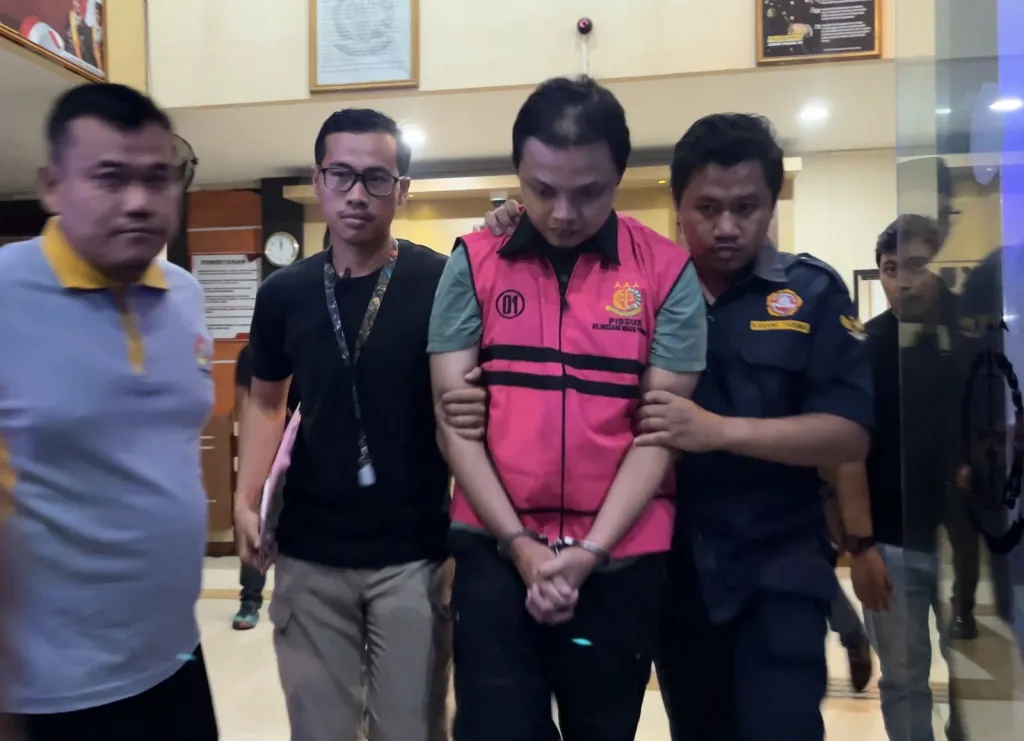 Tersangka Daniel Sakti Kusuma Wijaya alias Lete saat dimasukkan mobil tahanan Kejaksaan Negeri Ponorogo. Foto: Zainul 