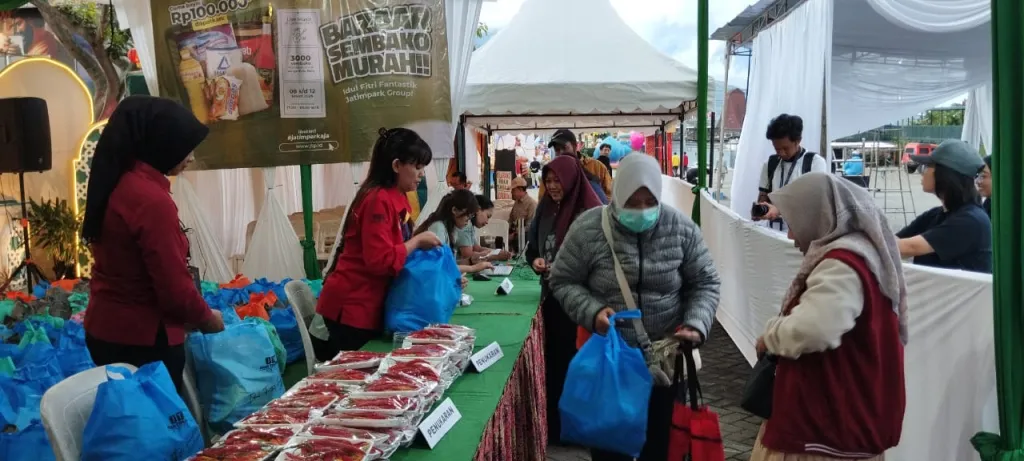 Jatim Park Group Bagikan 3000 Paket Sembako Murah Bagi Warga Kota Batu