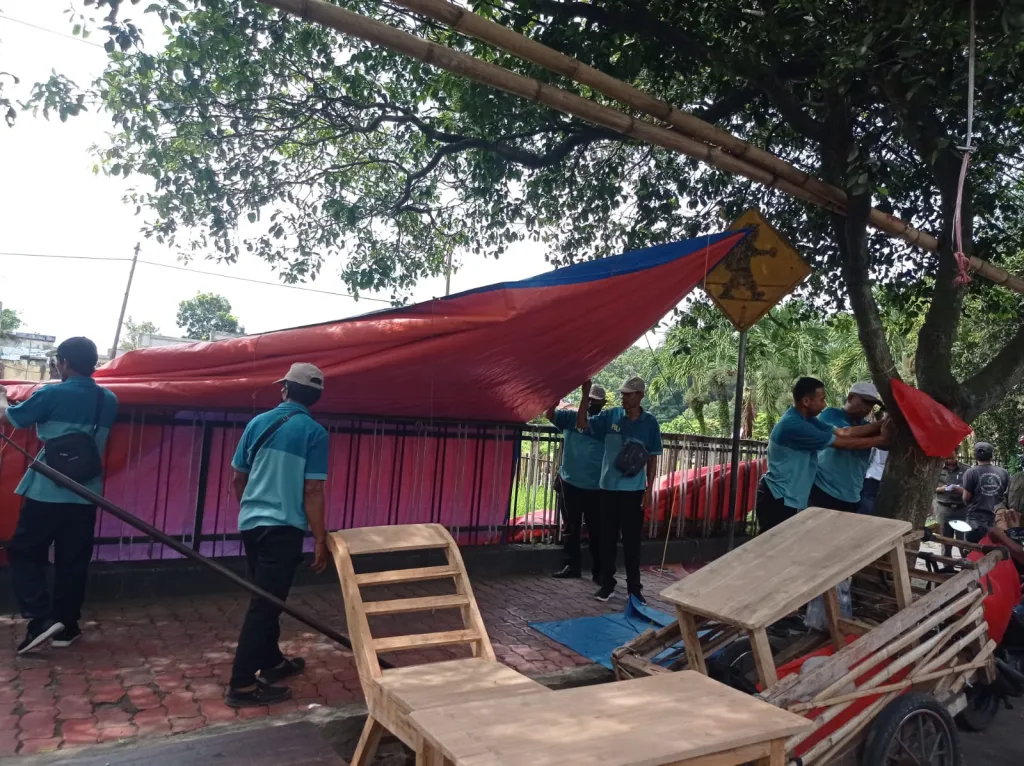 Pemkab Jember Tertibkan Lapak PKL dan Spanduk Semrawut, Trotoar Dikembalikan untuk Pejalan Kaki