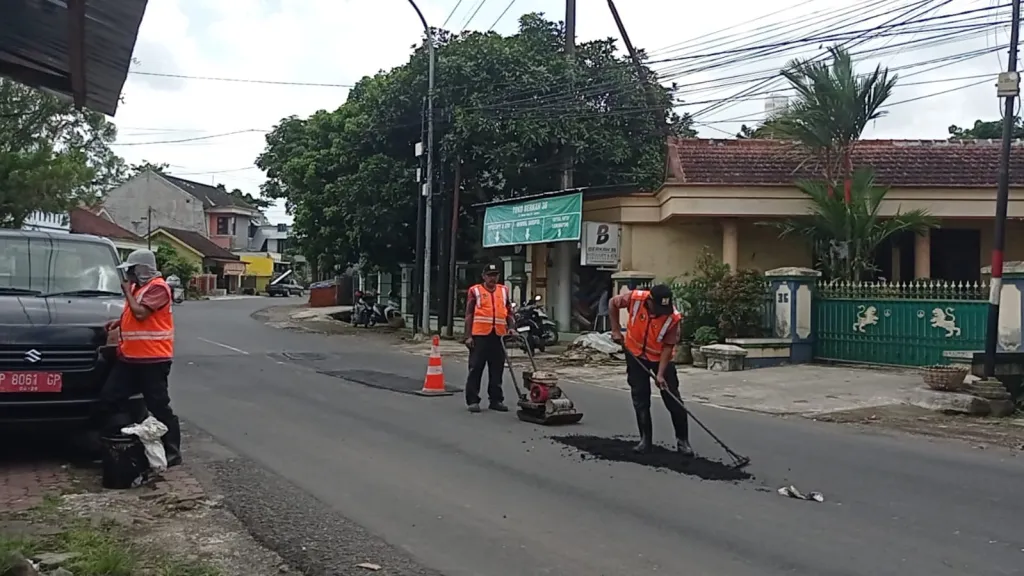Jelang Lebaran, Pemkab Jember Kebut  Penutupan Jalan Berlubang