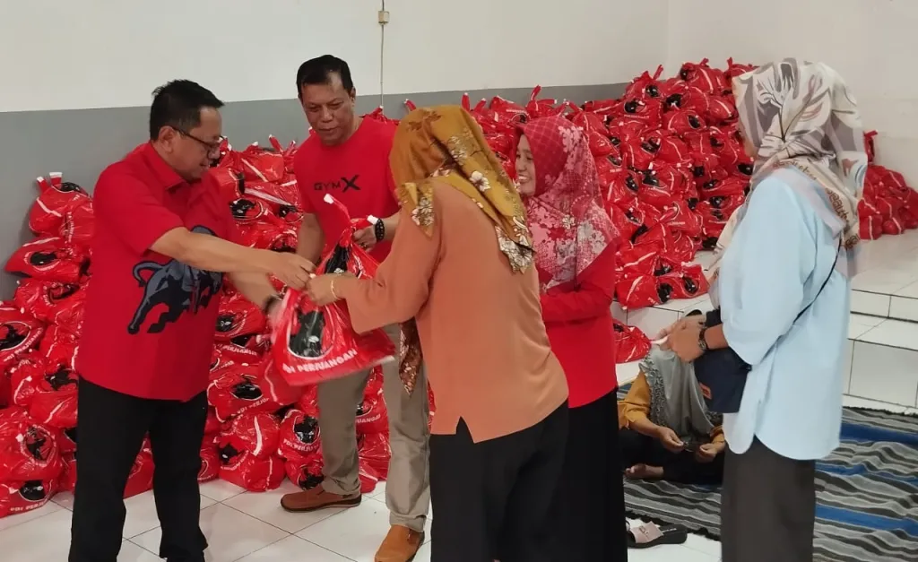PDI Perjuangan Kota Batu Bagikan Ribuan Paket Sembako dan Bangun Posko Mudik Lebaran