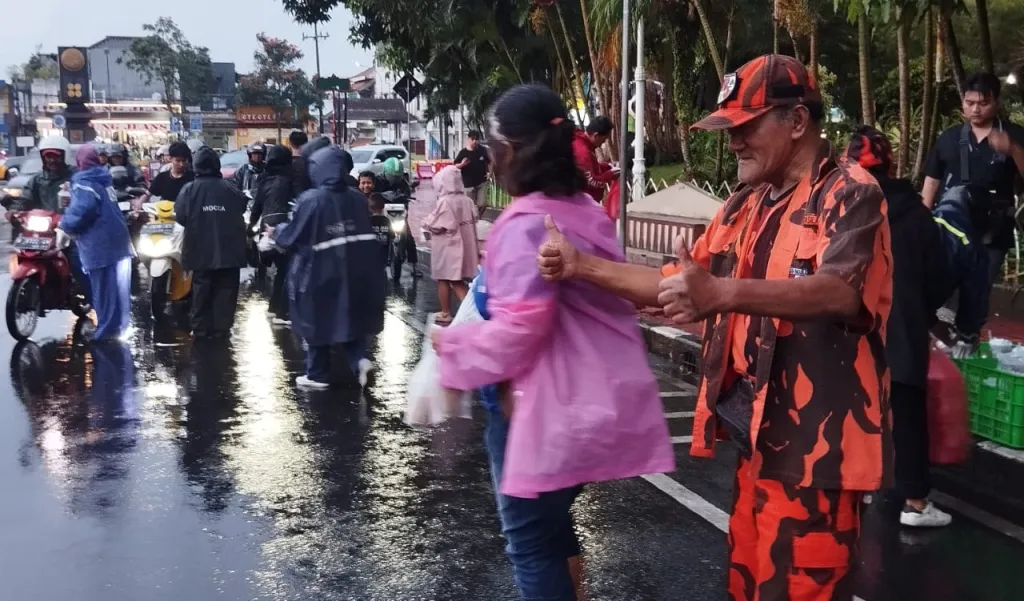 Guyub Rukun Sak Lawase Kota Batu Bagikan Takjil Penutup Ramadhan