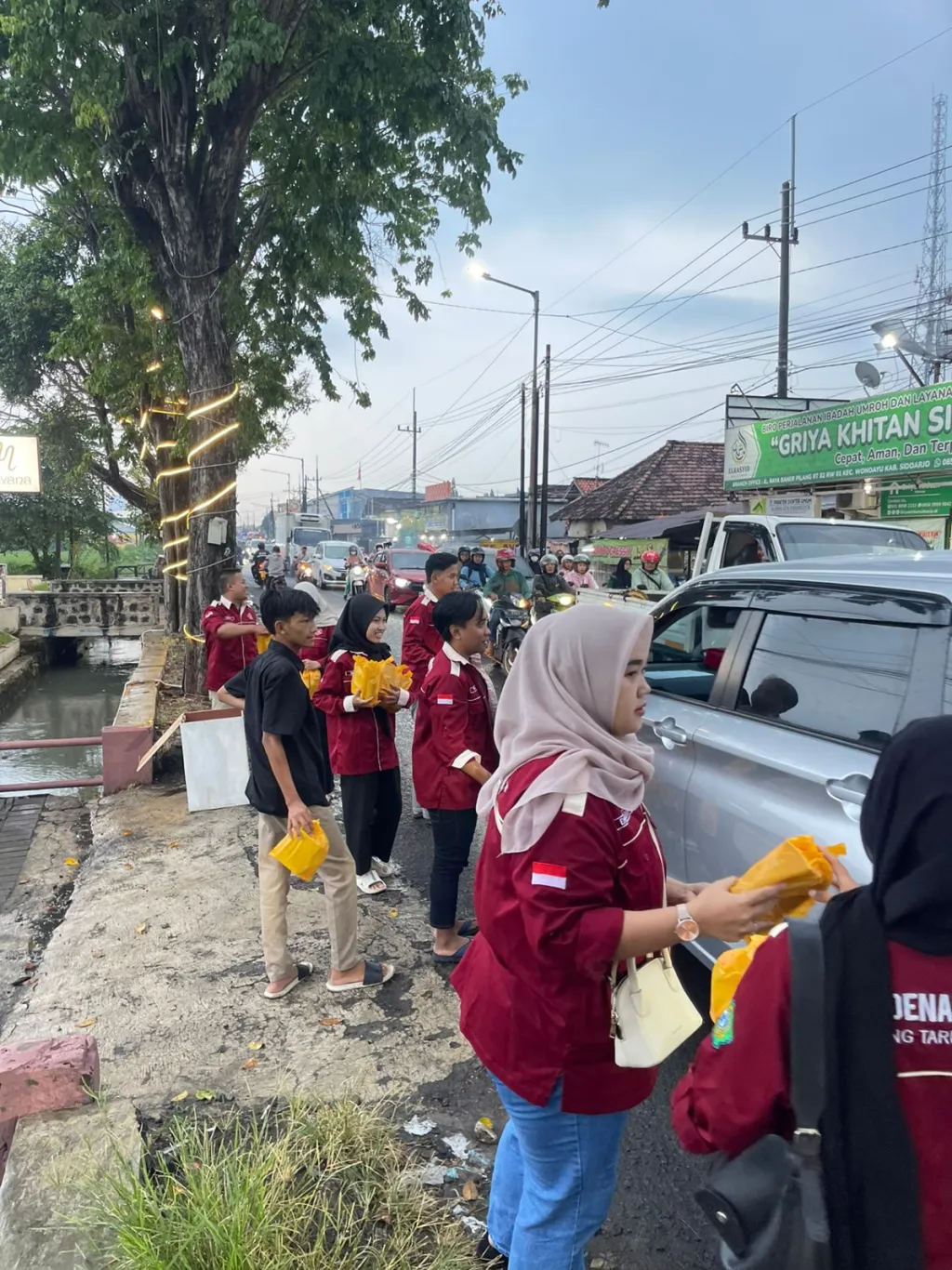 Karang Taruna Desa Pilang Bagikan Ratusan Paket Takjil