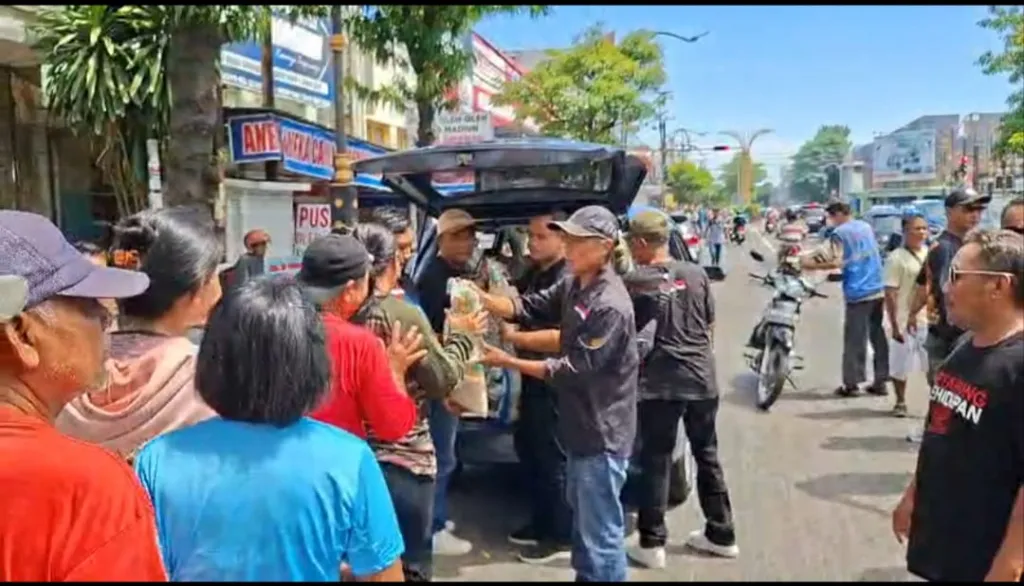 Aksi Sosial Jelang Idul Fitri 2026, Ormas PTKN Bagikan Ratusan Paket Sembako untuk Warga Madiun
