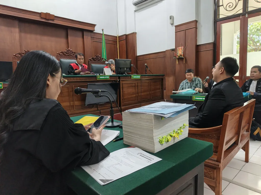 terdakwa Hermanto Oerip mengenakan kemeja kotak kotak saat mendengarkan keterangan ahli Raindy Airlangga, akademisi dan pakar hukum pidana dari Fakultas Hukum Universitas Unesa, Senin (30/3/2026).
