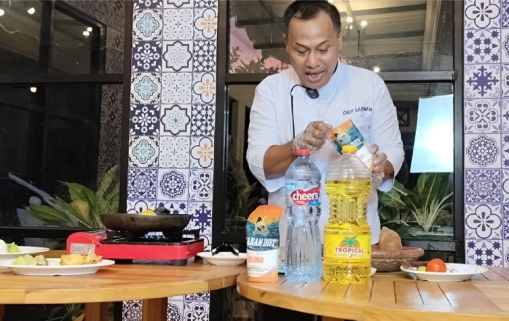 Chef Katrok membagikan rahasia memasak nasi tempong khas dengan rasa pedas gurih yang seimbang. Sentuhan bahan sederhana membuatnya lebih sehat tanpa kehilangan cita rasa. Foto dok