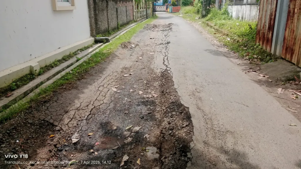 Baru Selesai Dibangun, Jalan Kedaleman Amblas Diduga Akibat Pembangunan Koperasi Merah Putih