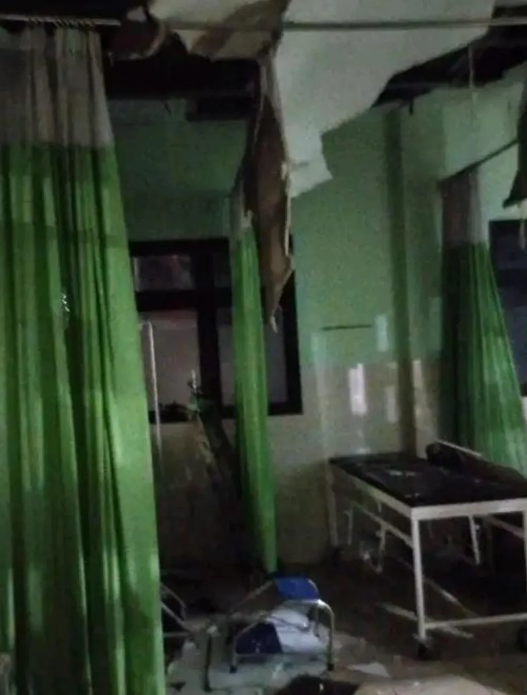Hujan Deras, Plafon UGD Puskesmas Slahung Ponorogo Ambrol