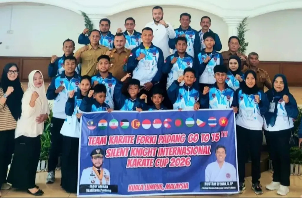Fadly Amran Lepas Atlet Karate Padang ke Ajang Internasional di Kuala Lumpur