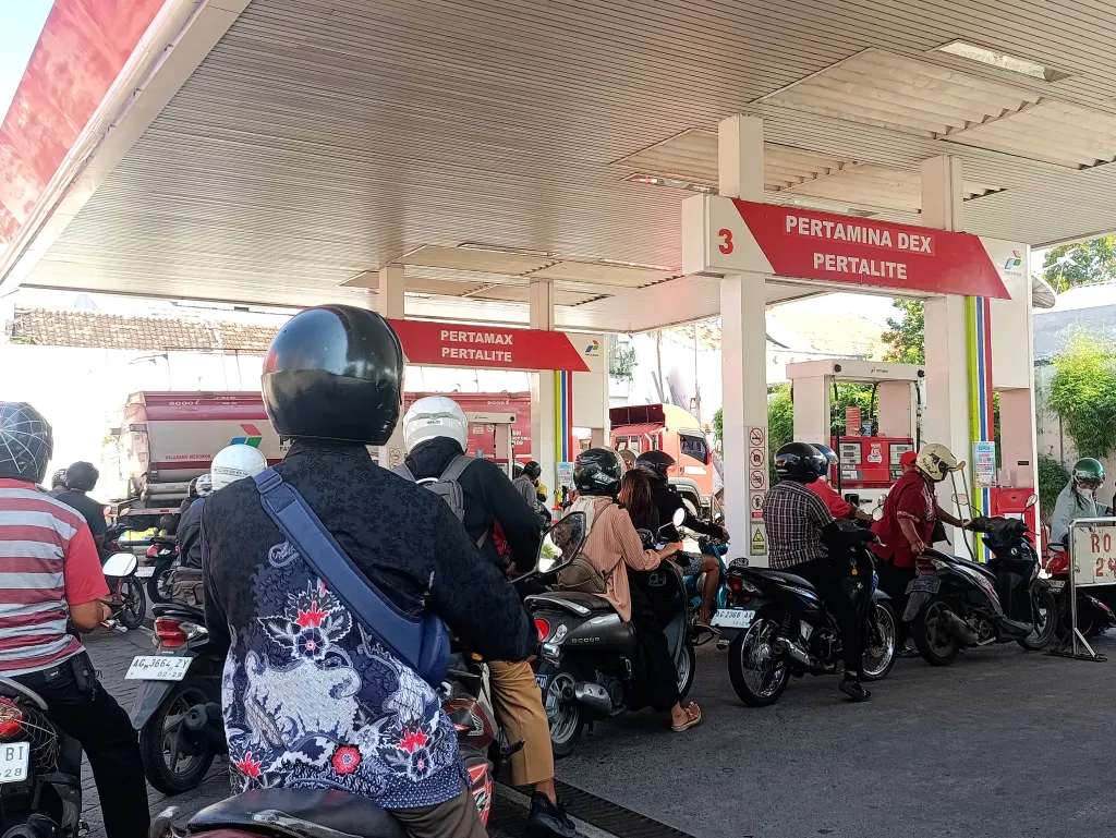 Pertalite Tetap Jadi Pilihan Warga, Antrean Mengular di SPBU Joyoboyo
