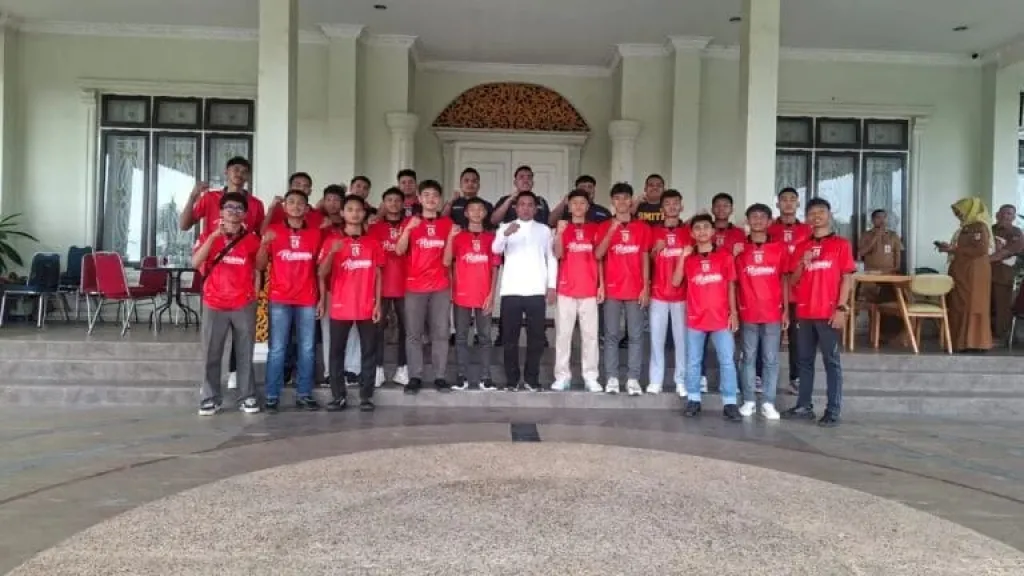 Lepas 17 Atlet Futsal ke Kejurda Piala Gubernur, Bupati Zukri: Jaga Nama Baik Pelalawan 
