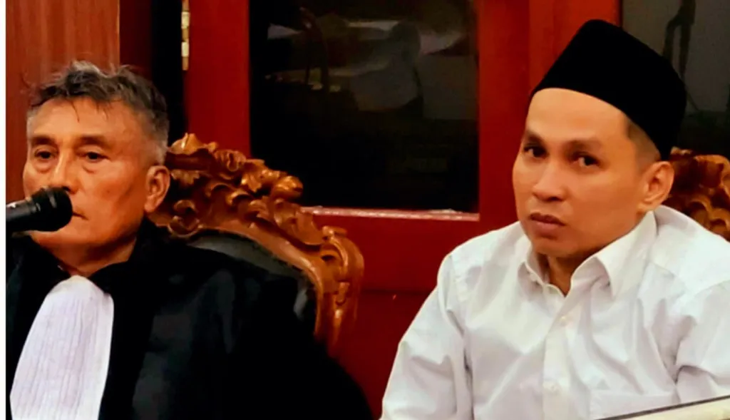 Terdakwa Doni Adi Saputra saat jalani sidang di Pengadilan Negeri Surabaya, Senin (6/4/2026).