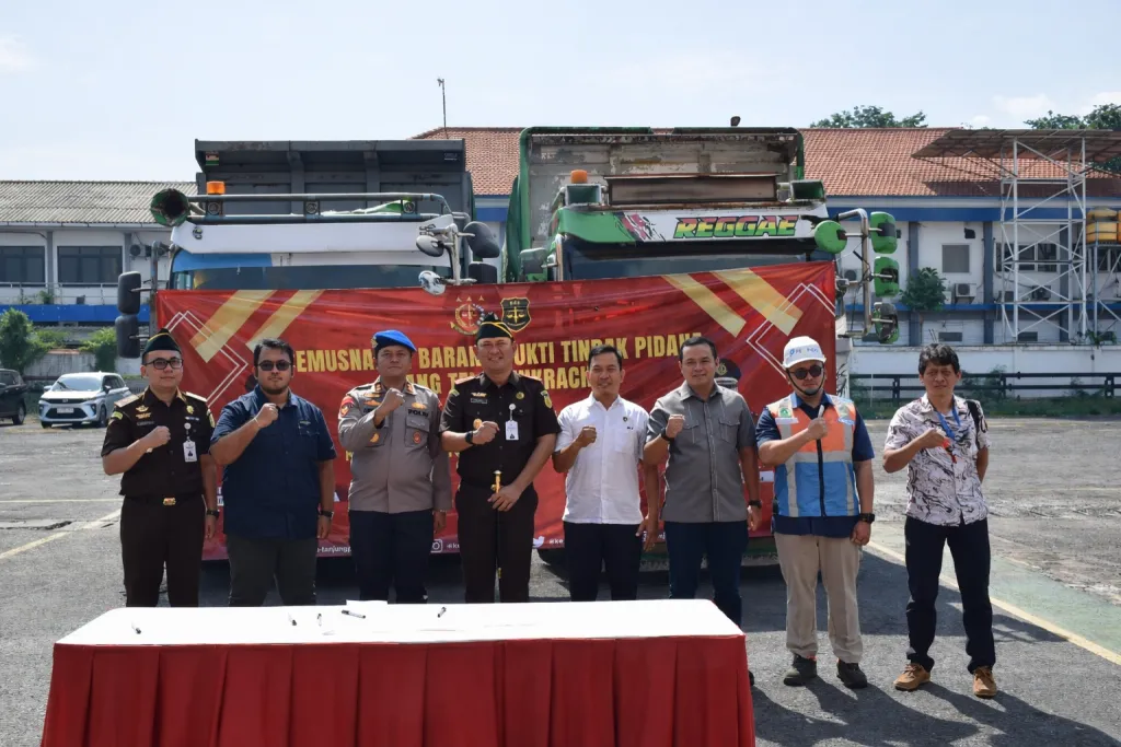 Jaga Ketahanan Pangan, Kejari Tanjung Perak Musnahkan 100 Ton Pupuk Ilegal