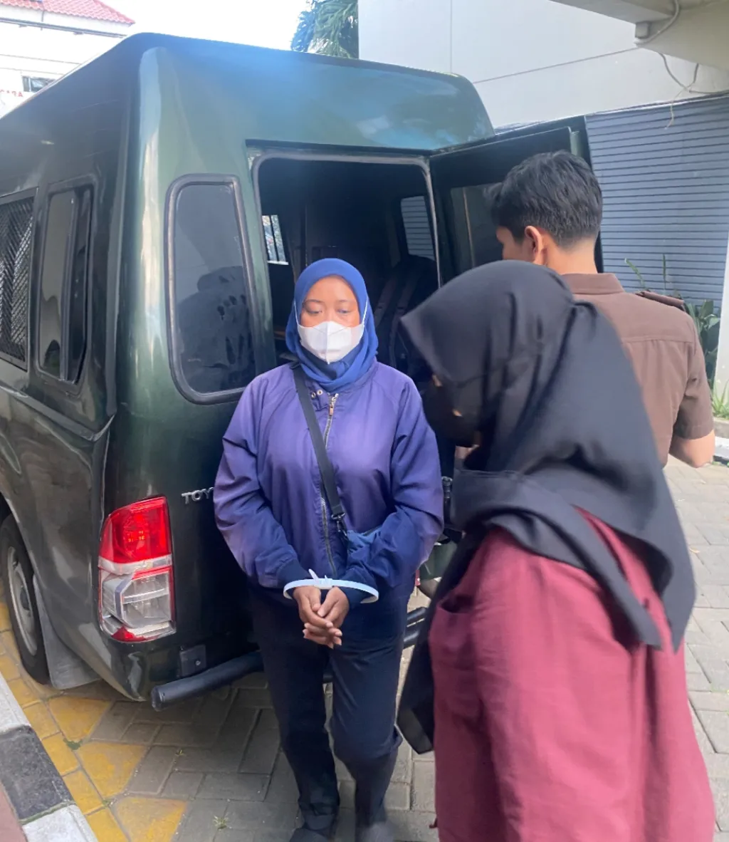 buronan terpidana kasus korupsi kredit fiktif senilai Rp 9,6 miliar, Nur Kholifah (jaket ungu) saat ditangkap Kejaksaan Negeri Surabaya, Rabu (15/4/2026). Foto: Kejaksaan
