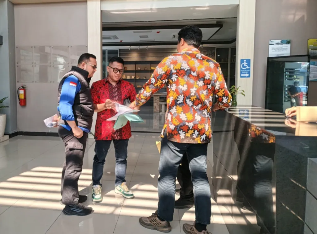 Aktivis lingkungan Amir Ma’ruf Khan (batik merah) saat di Kantor Dinas ESDM Jatim, digeledah Kejaksaan terkait perizinan, Kamis (16/4/2026). Foto: Yudik