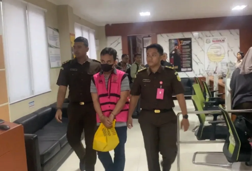 Kejari Surabaya Tahan Pegawai BRI Kaliasin dalam Kasus Korupsi Rp2,9 Miliar