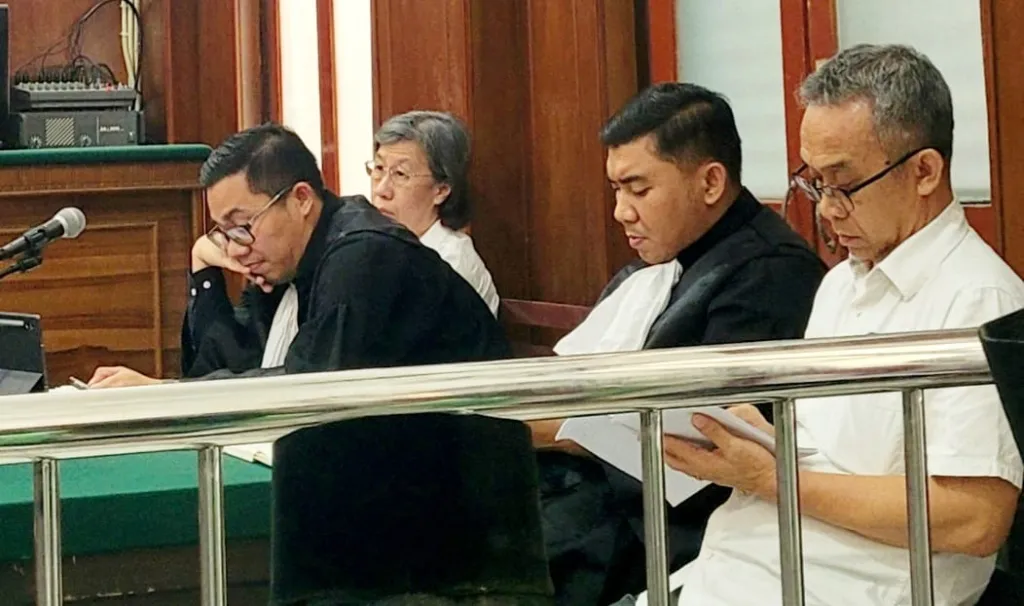 Terdakwa Novena Husodho, Komisaris PT Anugerah Satya Abadi dan Ari Binuka selaku wakil Direktur sidang di PN Surabaya. Foto: Yudik