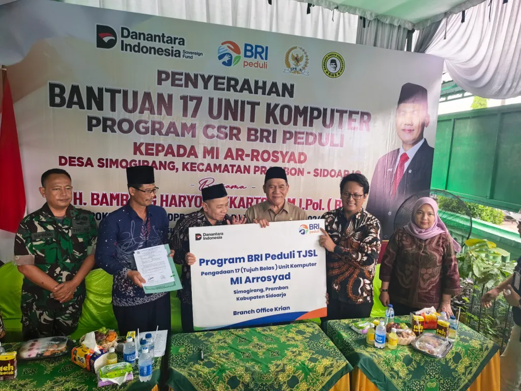BRI Kanca Krian Salurkan Bantuan 17 Unit Komputer ke MI Ar-Rosyad Prambon
