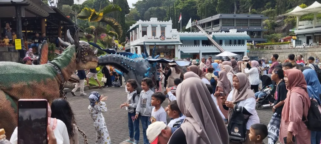 Atraksi Dino Kostum Jadi Daya Tarik Baru, Wisatawan Puas Berlibur di Selecta