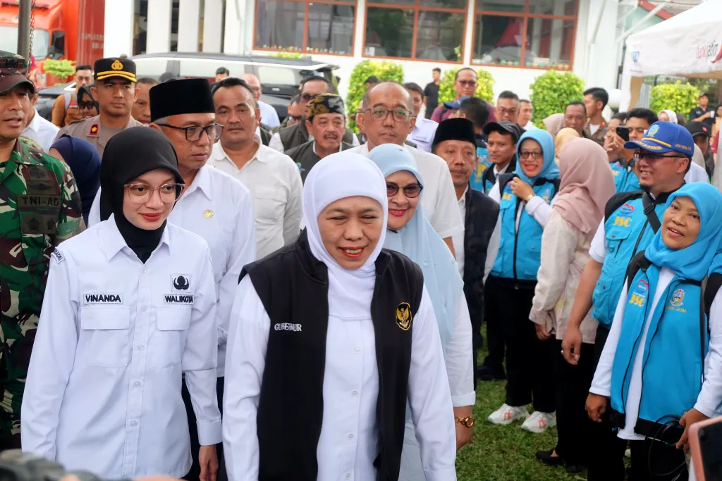 Khofifah Salurkan Rp1,819 Miliar Bansos di Kota Kediri, Buruh hingga Lansia Jadi Sasaran
