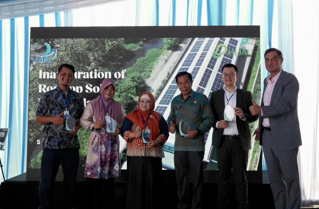 APL Resmikan Pembangkit Listrik Tenaga Surya (PLTS) Atap di Fasilitas Jawa Timur, Dukung Transisi Energi Hijau Indonesia