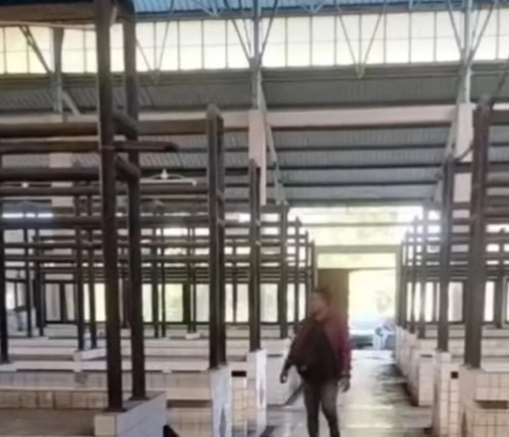 Lapak yang sepi tanpa aktivitas di Puspa Agro. Foto: Tyan