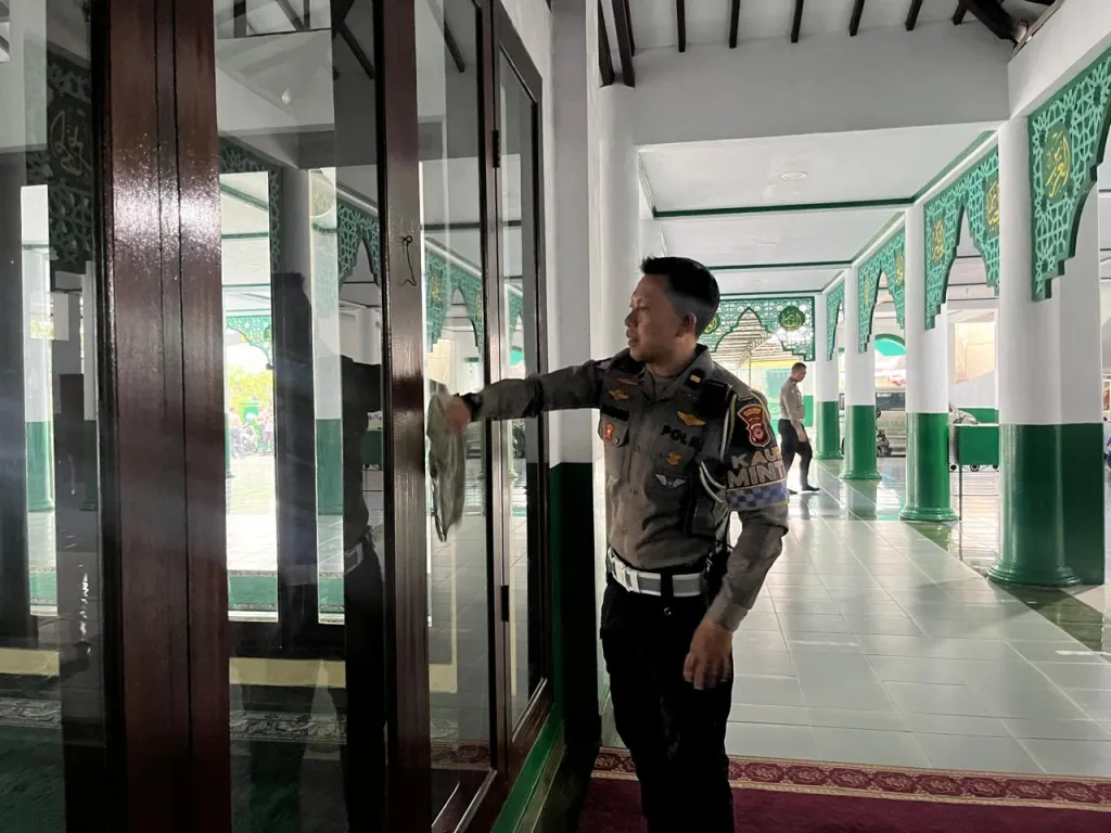 Sambut HUT Bhayangkara ke-80, Sat Lantas Polres Bogor Bersih-bersih Masjid Al Ishlah