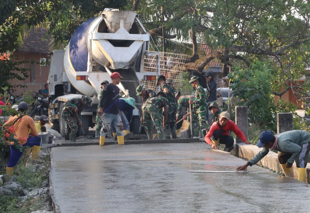 Satgas TMMD 129 Bojonegoro 'Ngebut' Cor Jalan Kedungpandan