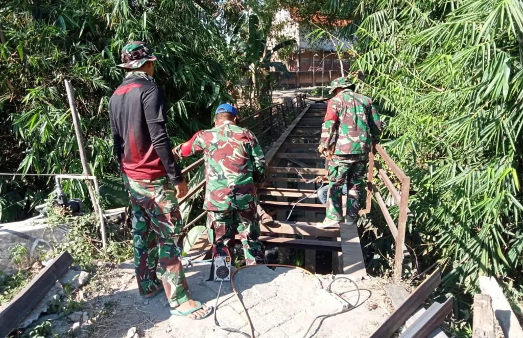 Kemanunggalan TNI-Rakyat: Satgas TMMD 129 Bojonegoro Kebut Perbaikan Jembatan Kesongo