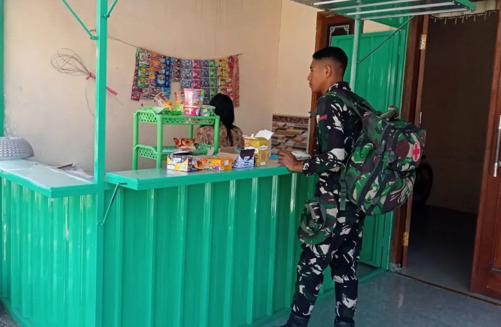 Seteguk Kesegaran di Kios Mbak Ika: Cara Satgas TMMD 129 Bojonegoro Hidupkan Ekonomi Warga