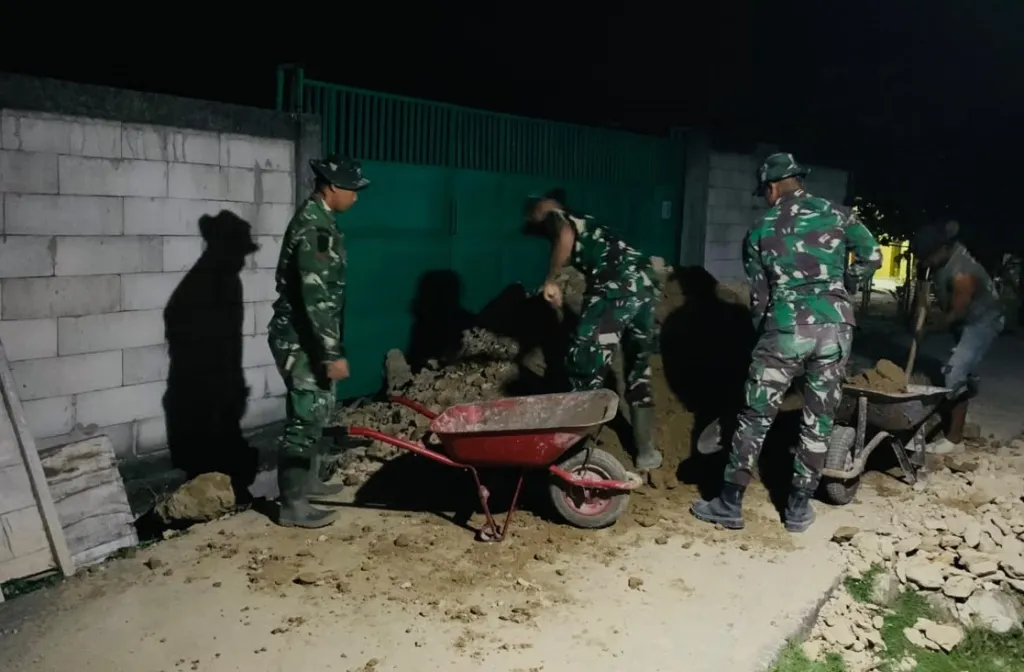 Tak Kenal Lelah! Satgas TMMD 129 Bojonegoro Kerja Lembur Rehab Rumah Ibu Saelah