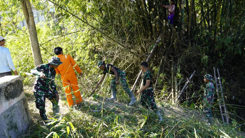Rawat Ekosistem Alam: Satgas TMMD 129 Bojonegoro bersama Masyarakat Bersihkan Bantaran Sungai Kesongo