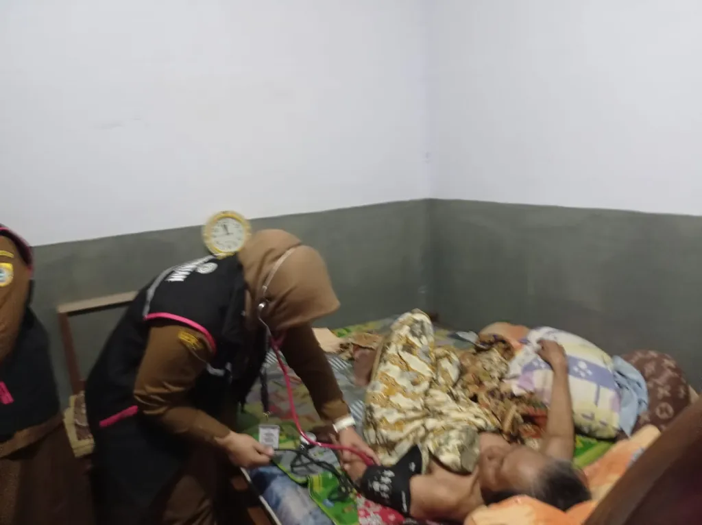 Hamila Bertahan Melawan Stroke di Usia Senja, Kebahagiaannya Kini Datang saat Dokter Rutin Mengunjungi Rumah