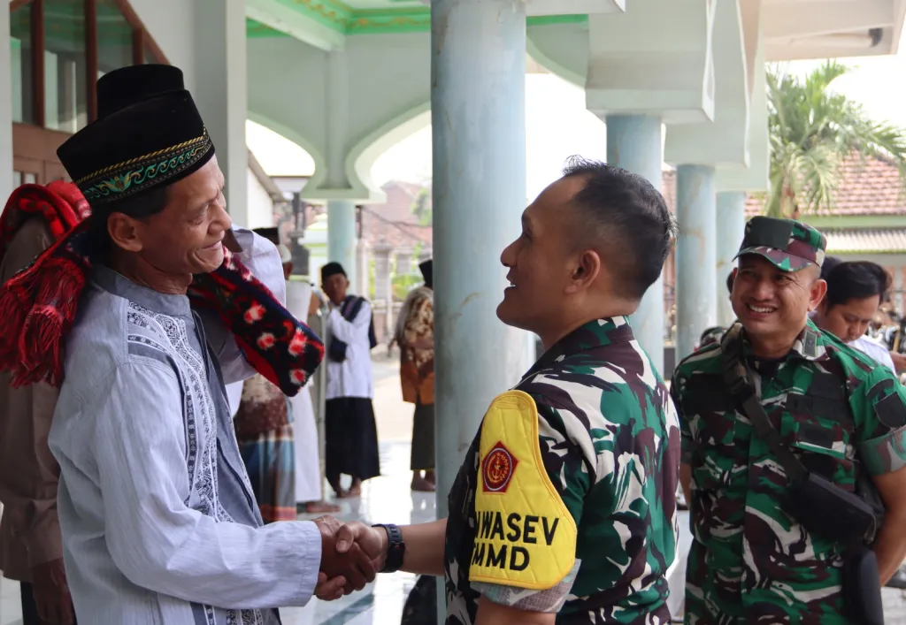 Saat Bintang Satu dan Warga Bersujud Bersama: Potret Kebersamaan Tim Wasev TMMD 129 Bojonegoro di Desa Kesongo