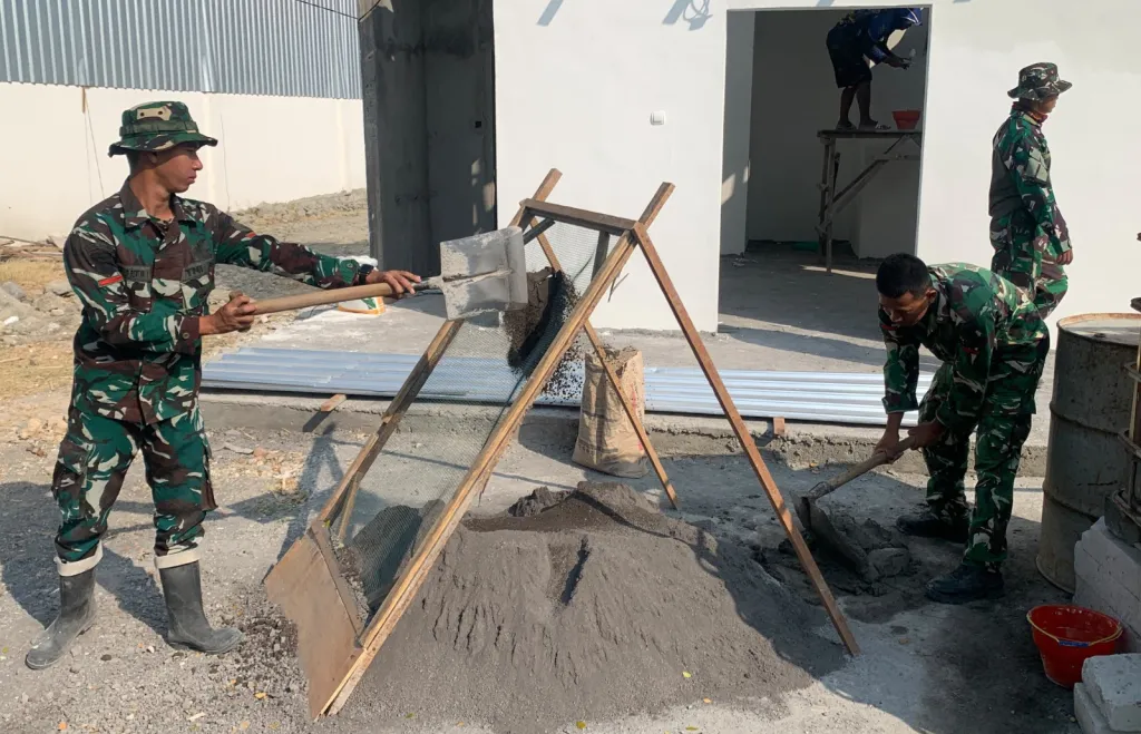 Sinergi Tanpa Batas: Satgas TMMD 129 Bojonegoro dan Warga Kesongo Kebut Pembangunan MCK Rest Area Terpadu
