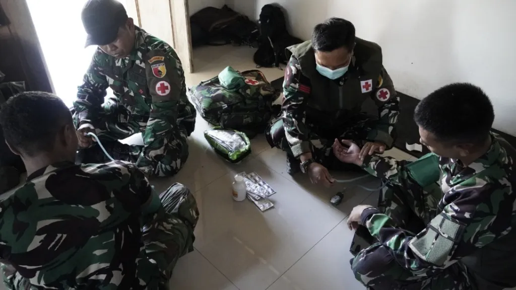 Menjaga "Napas" Pembangunan: Cerita Kemanusiaan dan Kesigapan Tim Kesehatan Satgas TMMD 129 Bojonegoro
