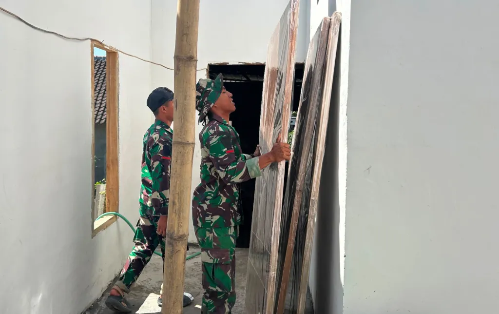 Memasuki Phase Finalization: Renovasi Rutilahu TMMD 129 Bojonegoro di Rumah Pak Koko Dikebut