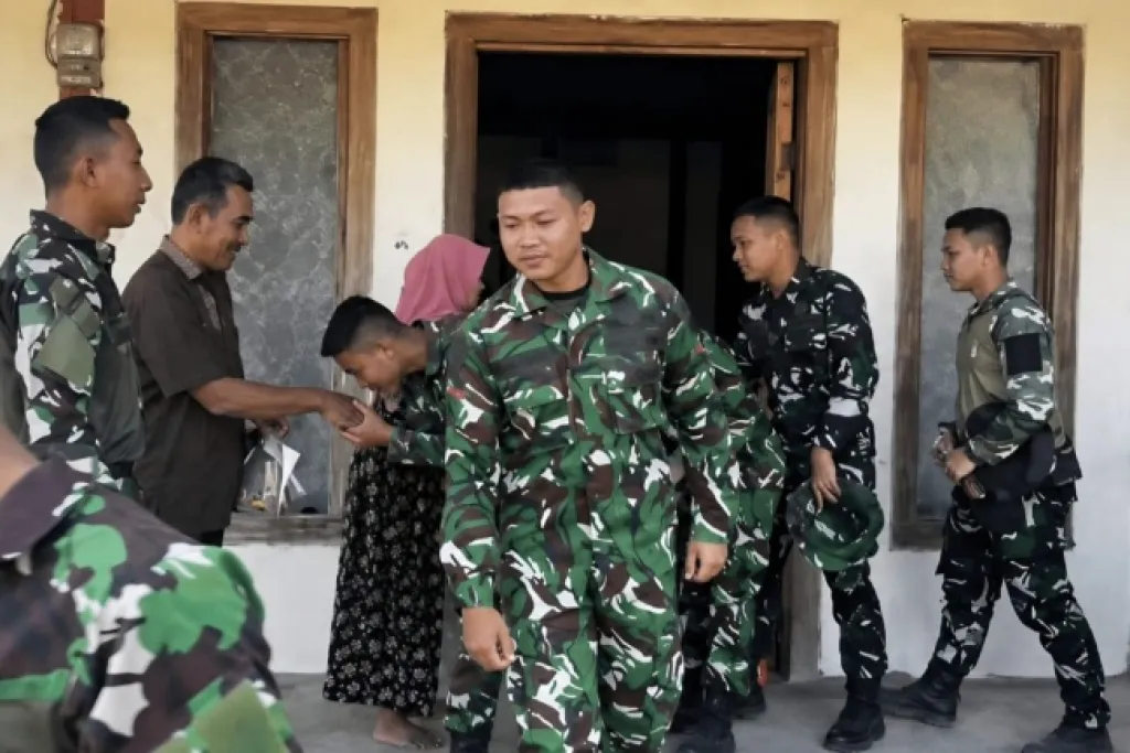 Jalinan Kekeluargaan Takkan Putus, Satgas TMMD 129 Bojonegoro Pamitan dengan Warga Kesongo