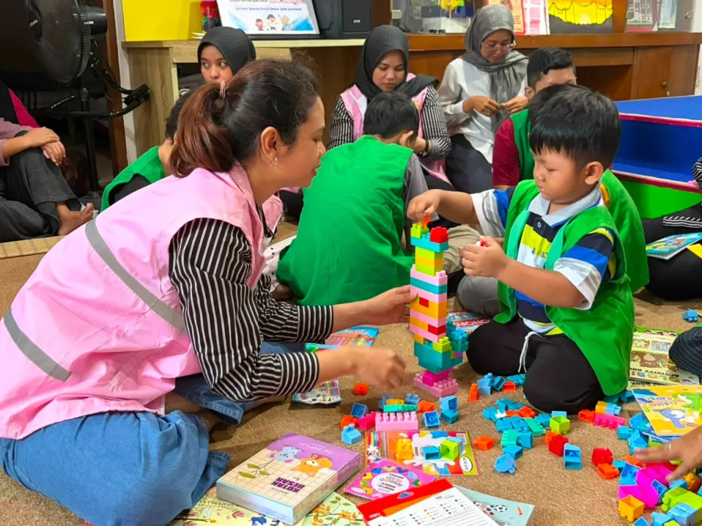 Srikandi PLN menunjukkan kepedulian terhadap anak-anak pejuang kanker melalui kegiatan sosial bertajuk “Energi Kepedulian PLN, Hadirkan Senyum dan Harapan untuk Anak Indonesia.”