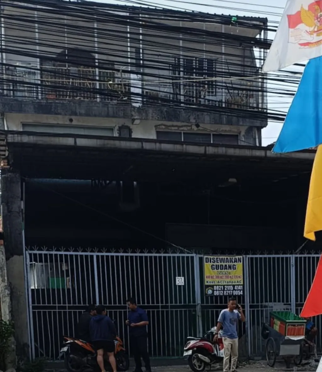 Sejumlah personel Unit Reskrim Polsek Jatisampurna langsung mengecek lokasi. Foto: wir