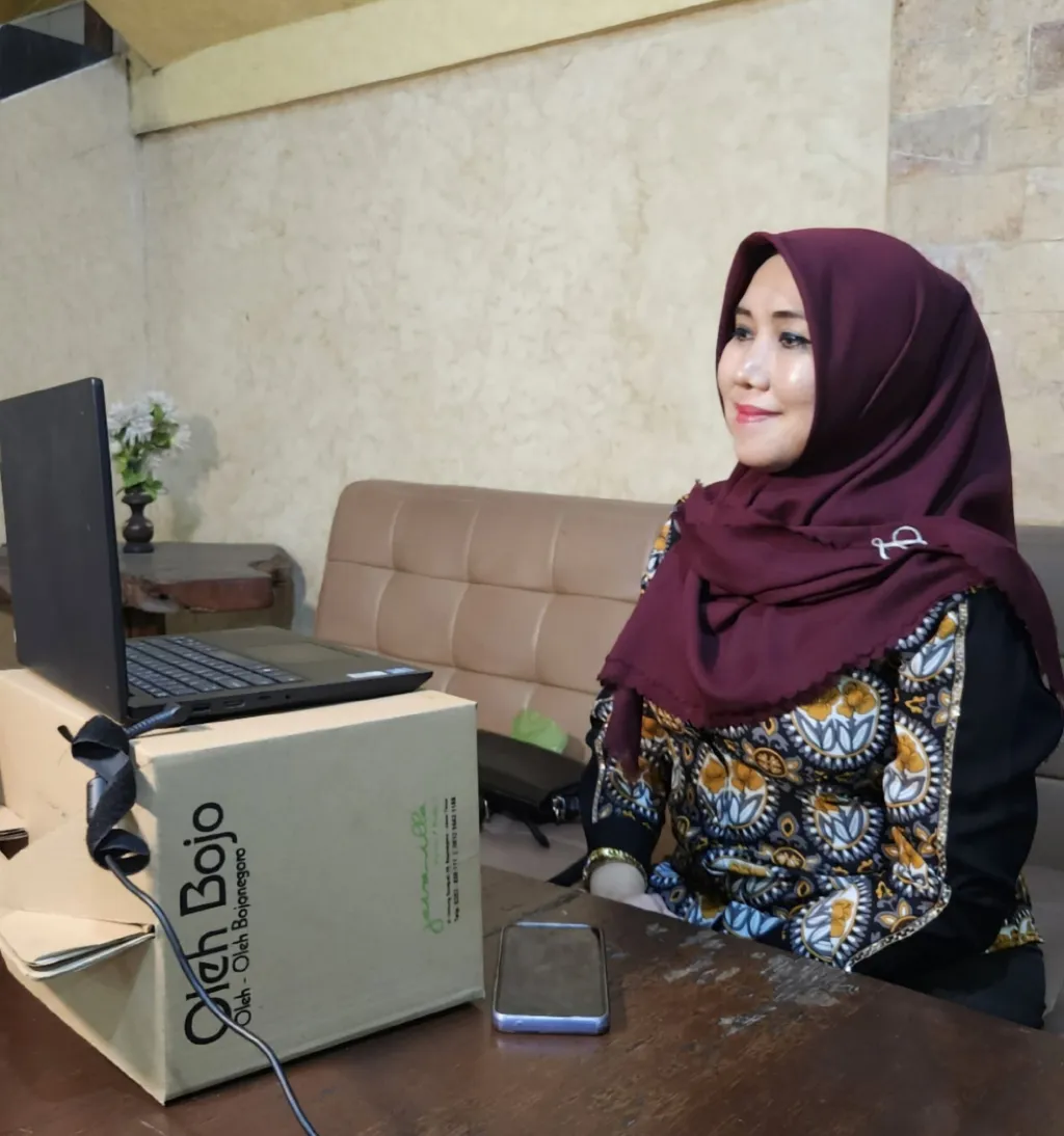 Ning Lia, Menyusuri Jalan Panjang dari Tiga Kampus hingga Senayan
